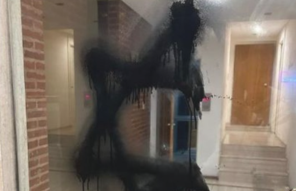 Dibujaron un símbolo contra la comunidad judía en la puerta de un edificio de Caballito | Información General