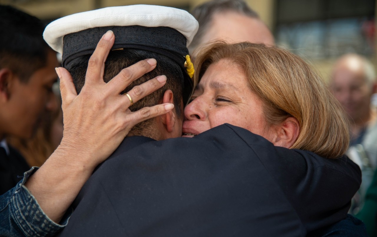 Emoción, abrazos y hasta un pedido de matrimonio en el regreso de la Fragata Libertad | Información General