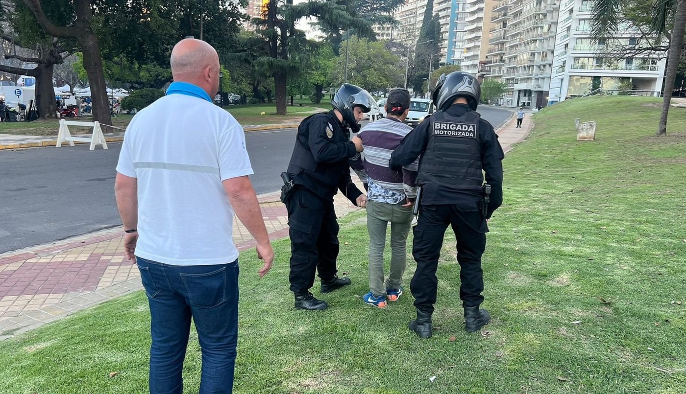 Dos trapitos fueron detenidos en la Fiesta de Colectividades y uno permanece detenido | Información General