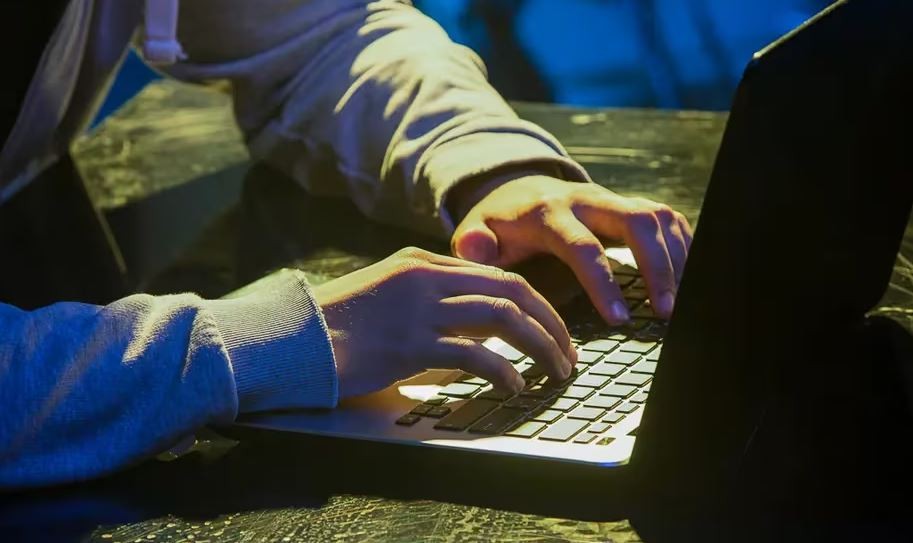 Alerta en una escuela de La Plata: denunciaron a una maestra por acosar sexualmente a sus alumnos | Información General