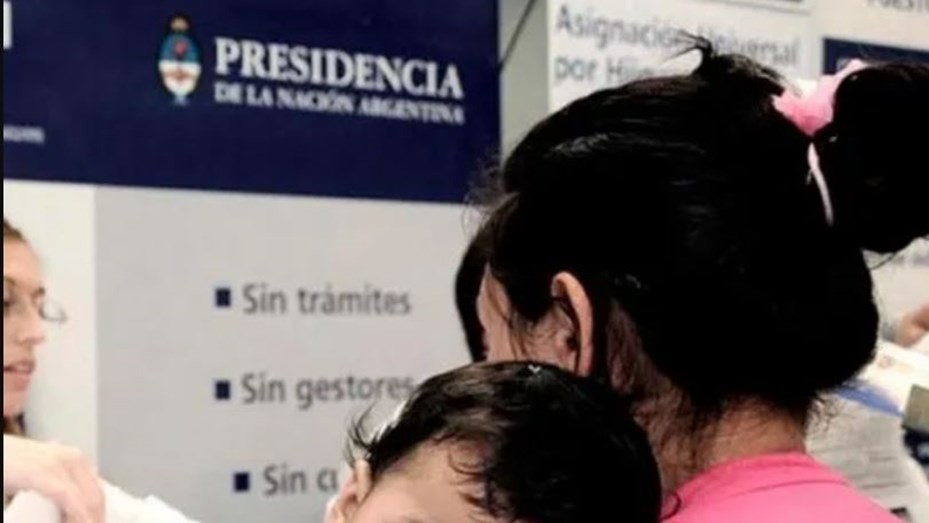 Titulares de AUH recibirán en diciembre $ 17.536 más por hijo: qué trámite deberán hacer para cobrarlo | Información General