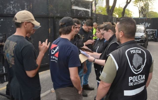 Un influencer quiso entrar al recital de Taylor Swift con credencial falsa y lo detuvieron | Información General