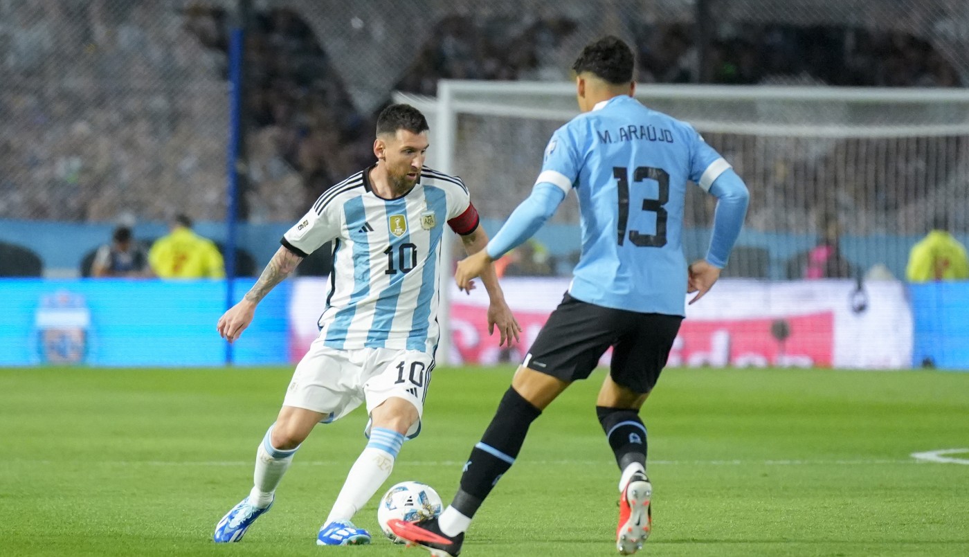 Los campeones del mundo arribaron a La Bombonera para el partido ante Uruguay | Deportes