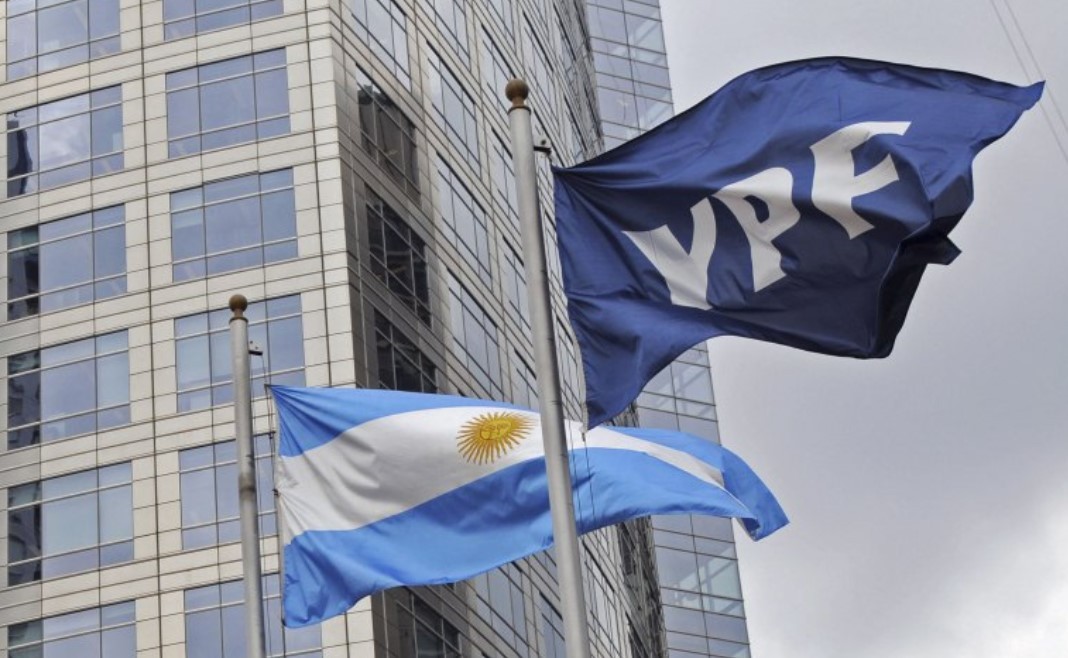 Milei ratificó su intención de privatizar YPF y los medios públicos | Política y Economía