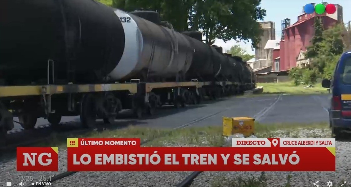 Descarriló el tren tras chocar con una moto que pasó con la barrera baja | Rosario y la región