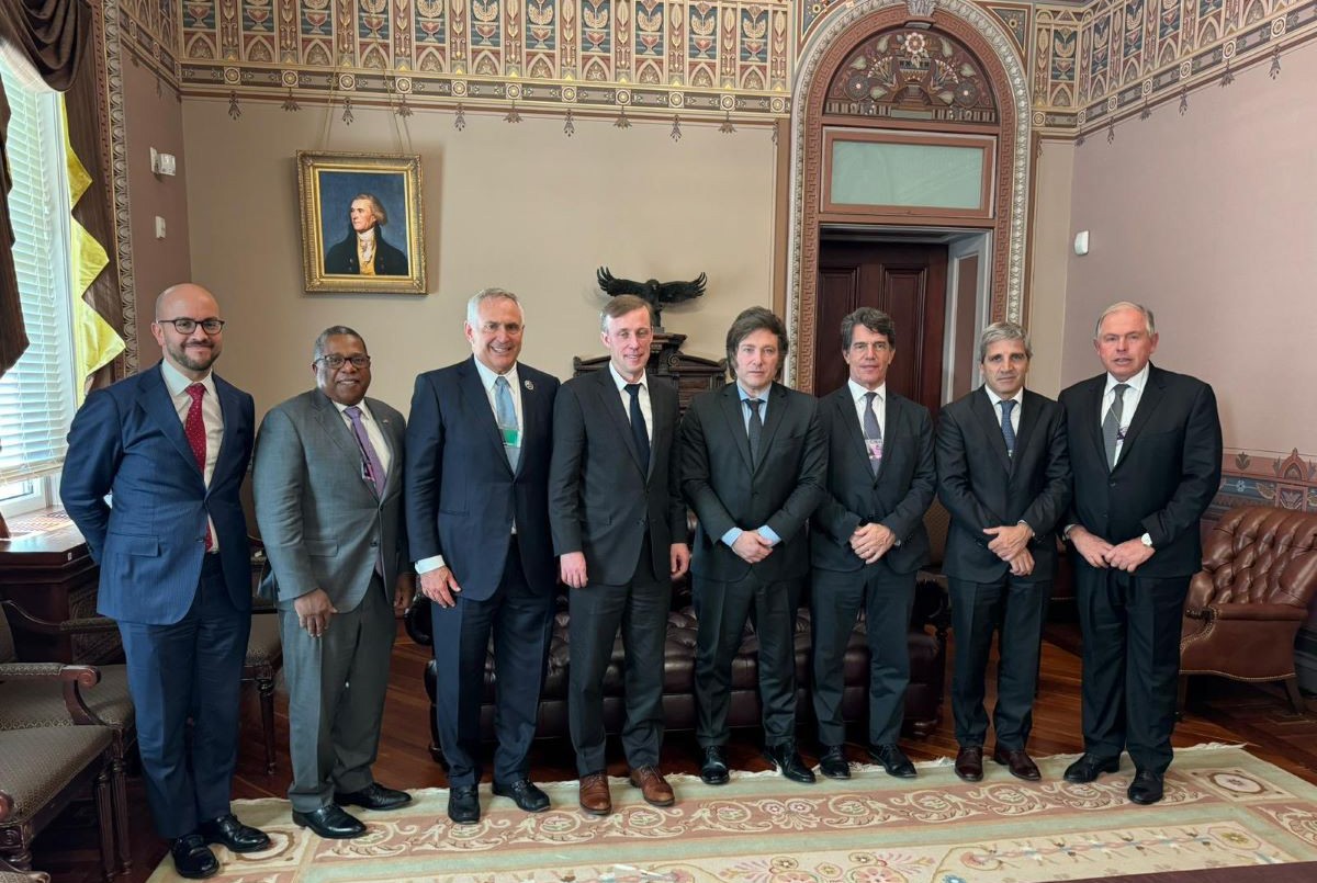 Milei en la Casa Blanca: reuniones con funcionarios de Biden y la foto con su equipo | Política y Economía