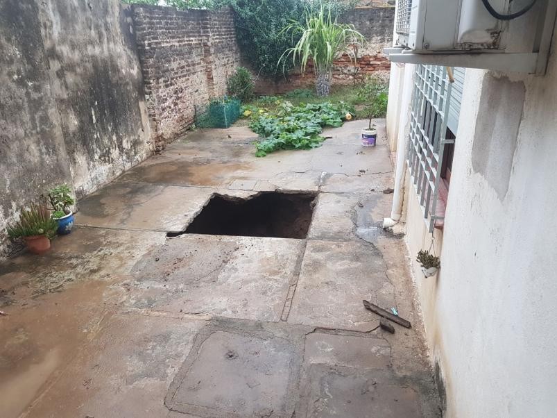 Una mujer fue rescatada tras caer en un pozo ciego en su casa de zona norte | Rosario y la región