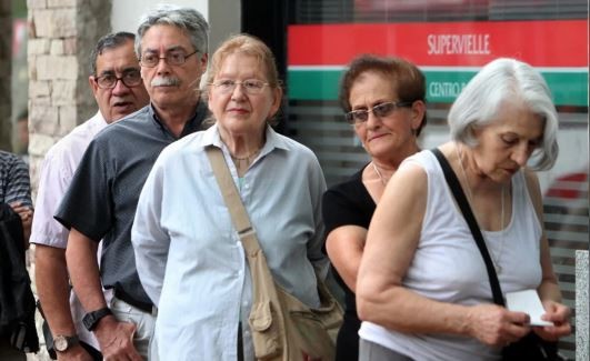 Caputo prometió que los jubilados recibirán aumentos "más altos" con el cambio de la fórmula | Política y Economía