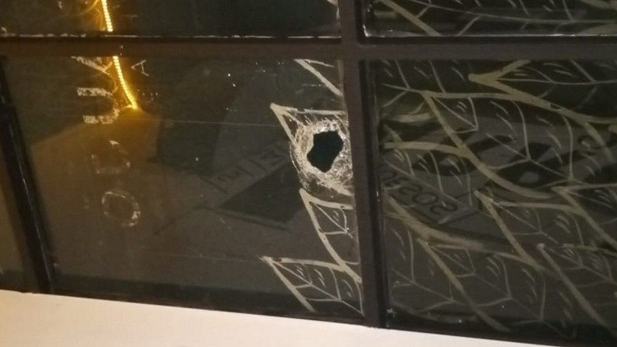 Tiraron una baldosa desde un edificio a la terraza de un bar e hirieron a un hombre | Rosario y la región