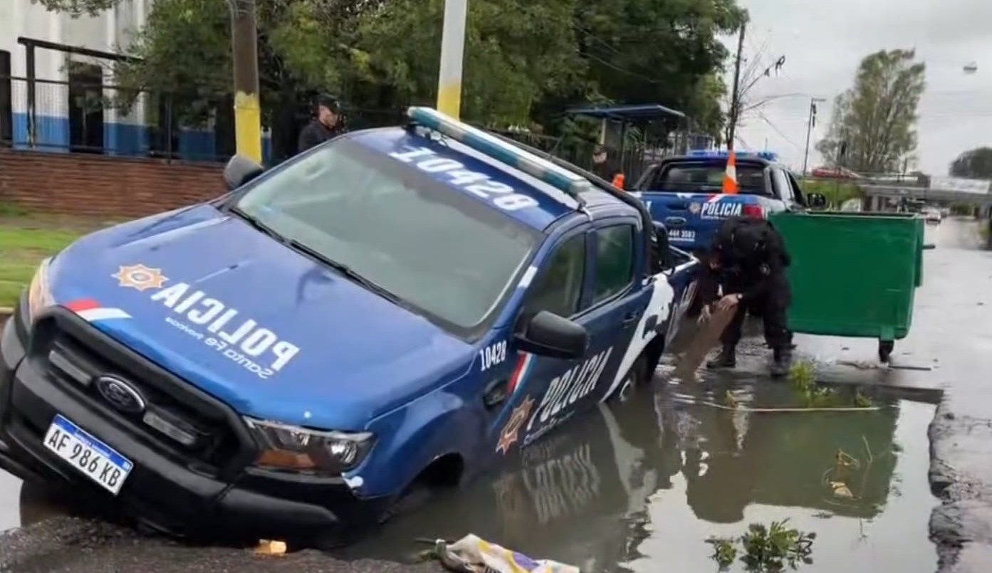 Un patrullero se cayó en un pozo de la calle en barrio Las Flores | Rosario y la región