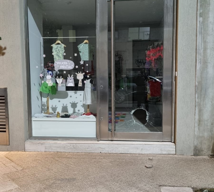 Vandalismo: lanzó una baldosa contra una vidriera de un local de ropa y fue detenido | Rosario y la región