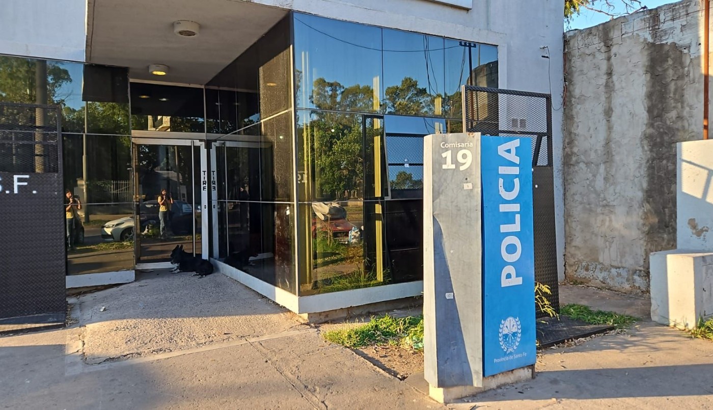 Atacaron a tiros el frente de la comisaría 19 y dejaron una nota intimidatoria | Rosario y la región