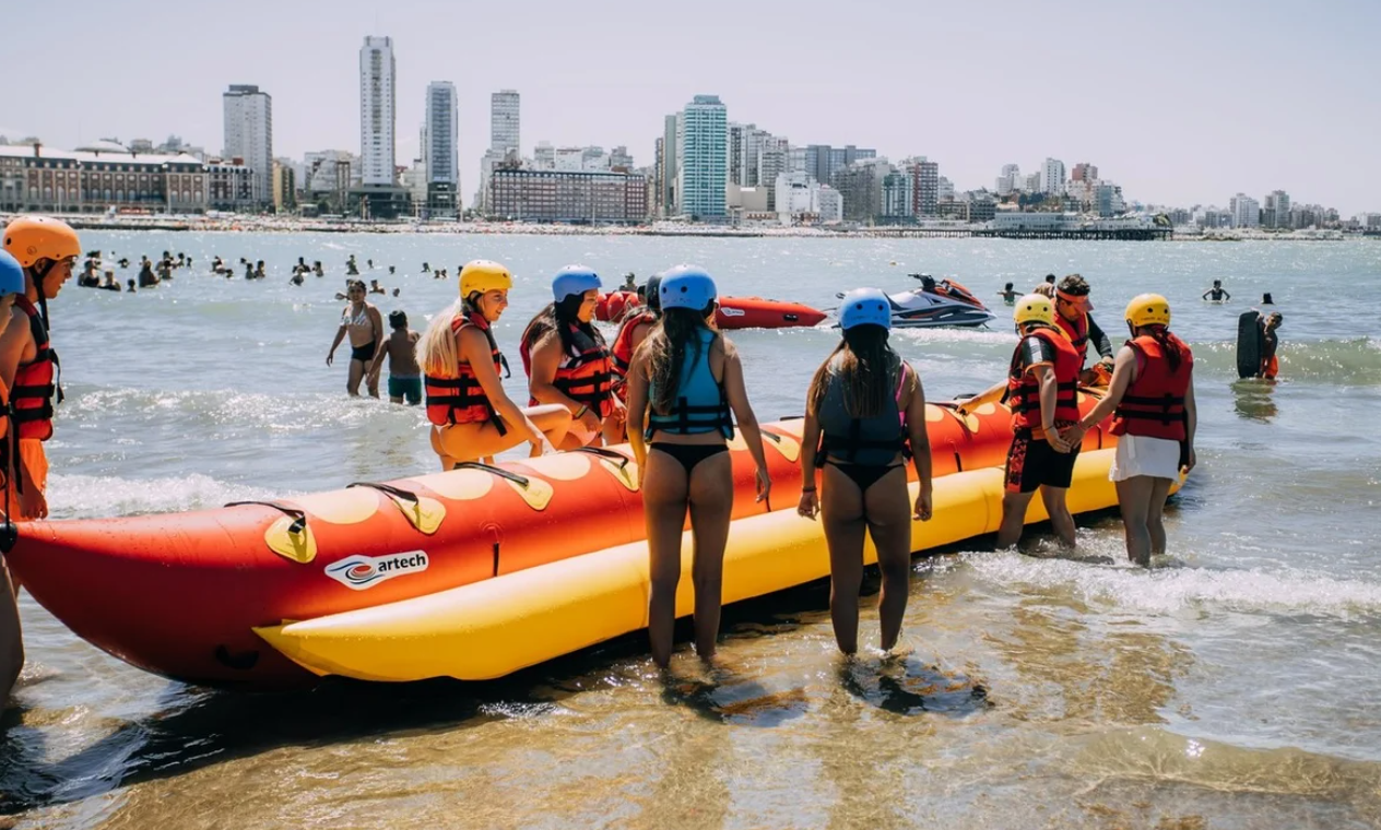 Verano 2024: pasear en la banana en Mar del Plata para una familia es más caro que alquilar un departamento | Información General