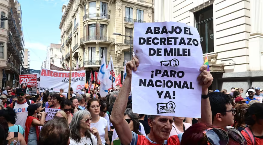 El Gobierno descontará el día a estatales que adhieran al paro de la CGT y pidió que privados hagan lo mismo | Política y Economía