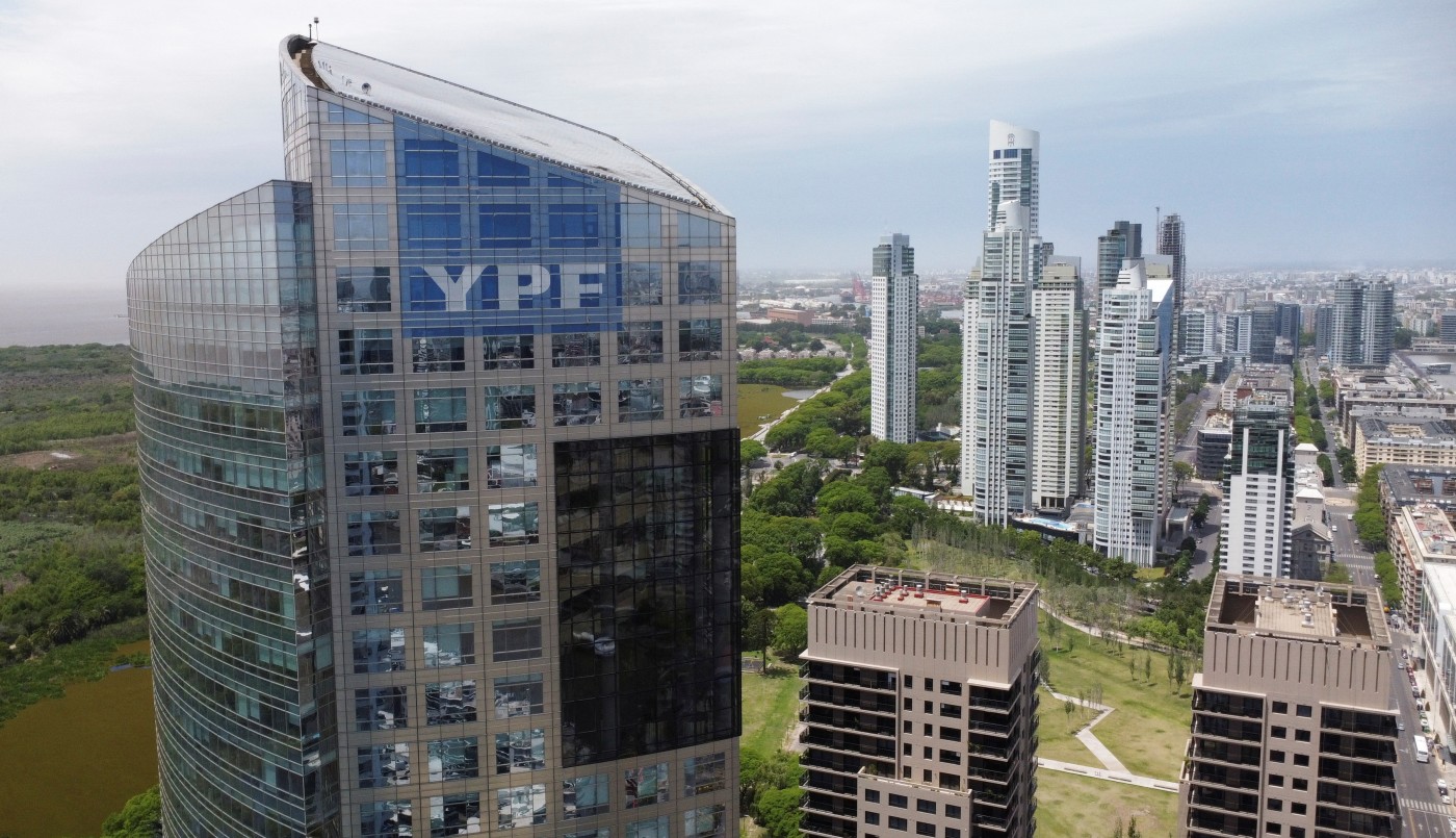 YPF sale de la mira de una privatización y sella un acuerdo histórico con Santa Cruz | Política y Economía