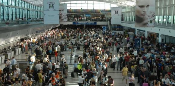 Aerolíneas Argentinas canceló 267 vuelos y reprogramó otros 26 por el paro de la CGT | Información General