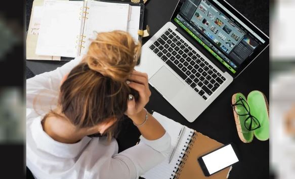 Las mujeres son más estudiosas que los hombres pero les pagan menos | Información General