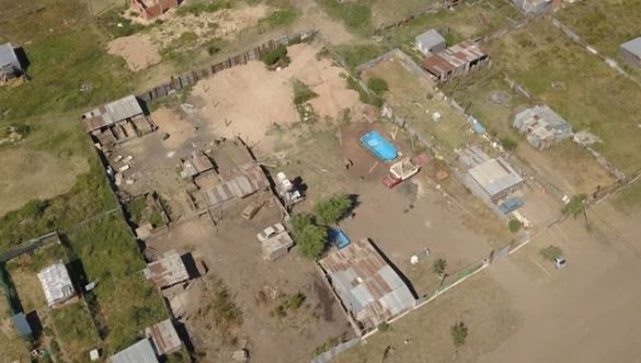 Compró una pileta de fibra para el verano y se la robaron: los ladrones la instalaron en "la toma" de Los Hornos | Información General