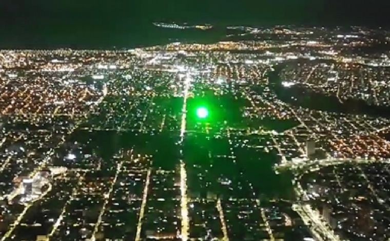 Apuntaron con un láser a un avión que estaba por aterrizar en Córdoba | Información General