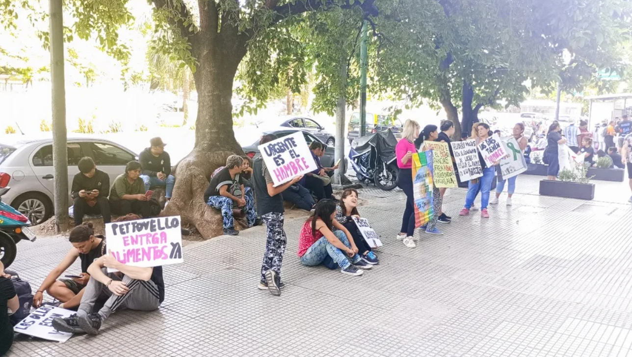 "Fila contra el hambre": protesta piquetera frente al Ministerio de Capital Humano | Política y Economía