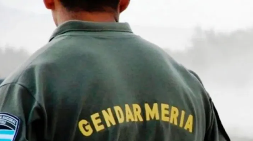 Quisieron asaltar a un gendarme en una parada de colectivo: mató a un "motochorro" e hirió a otro de 15 años | Información General