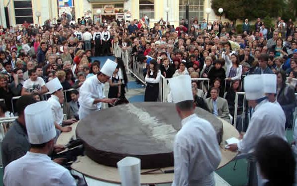 Un alfajor gigante de 600 kilos llega al Museo MAR en conmemoración del 150° aniversario de Mar del Plata | Información General
