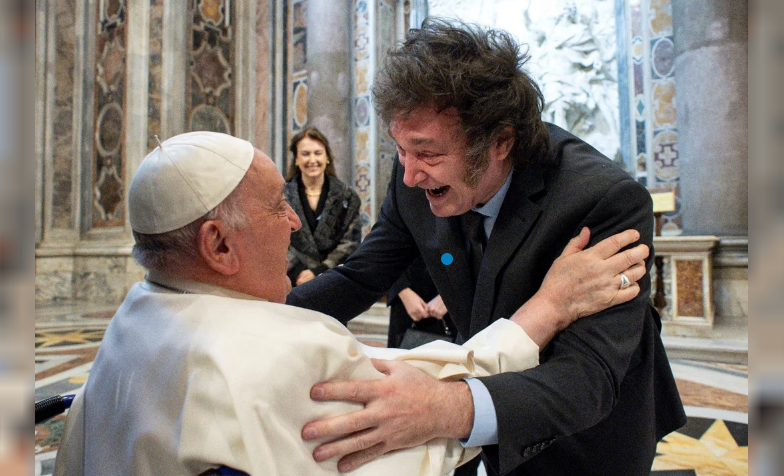 Saludo, pulgares arriba y abrazo incluido: el primer encuentro público de Milei con el papa Francisco | Política y Economía