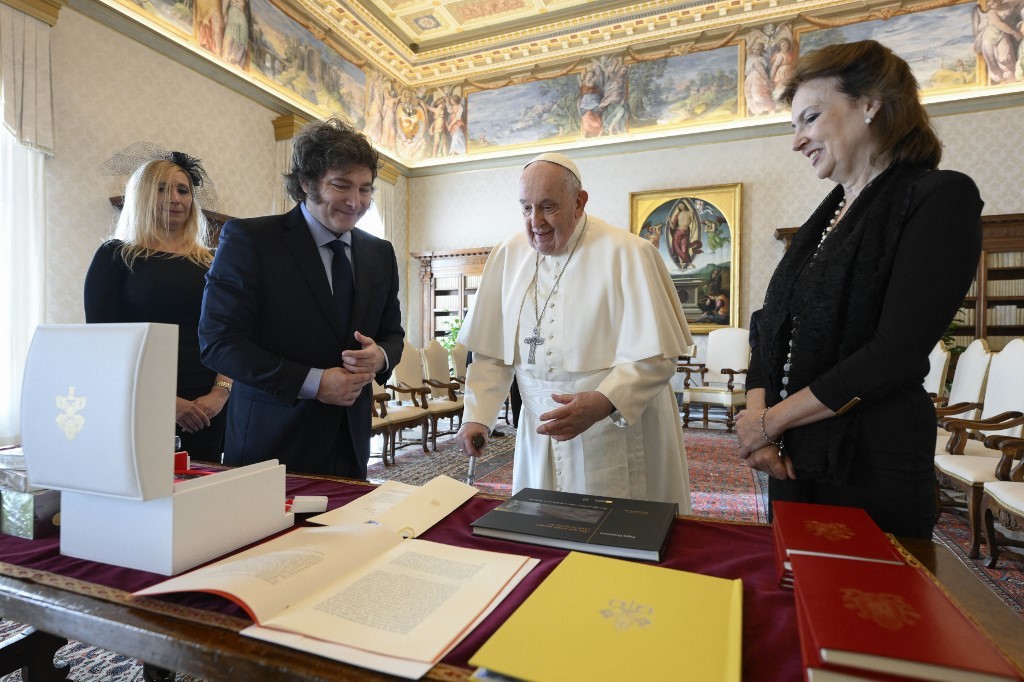 El particular regalo de Javier Milei al papa Francisco: una sutil crítica al populismo | Información General