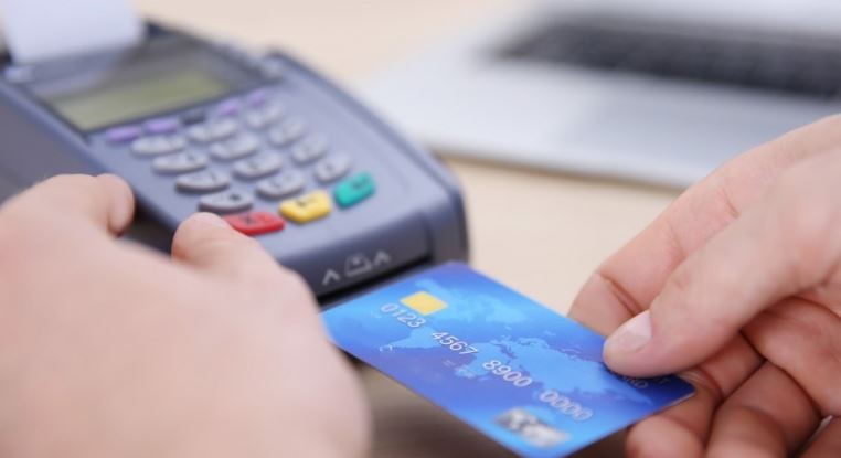 Las compras con tarjetas de crédito se desplomaron en enero | Política y Economía