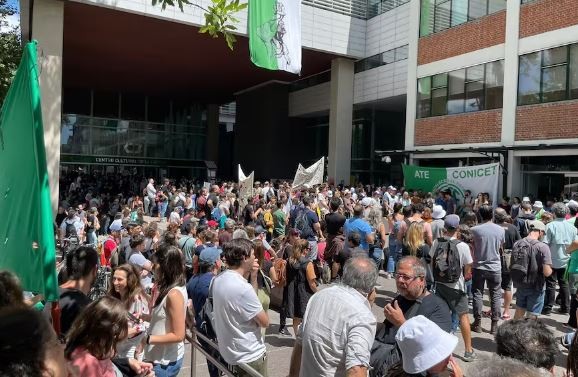 Conflicto en el Conicet: anuncian que publicarán los resultados de las becas, pero las reducen a menos de la mitad | Política y Economía