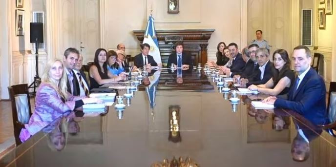 Tras el revés de la Ley Ómnibus, el Gobierno evalúa avanzar con las reformas por decreto | Política y Economía