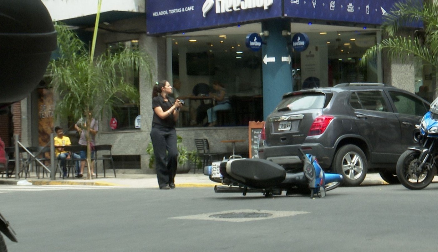 Una camioneta atropelló a una moto: una mujer lesionada | Rosario y la región