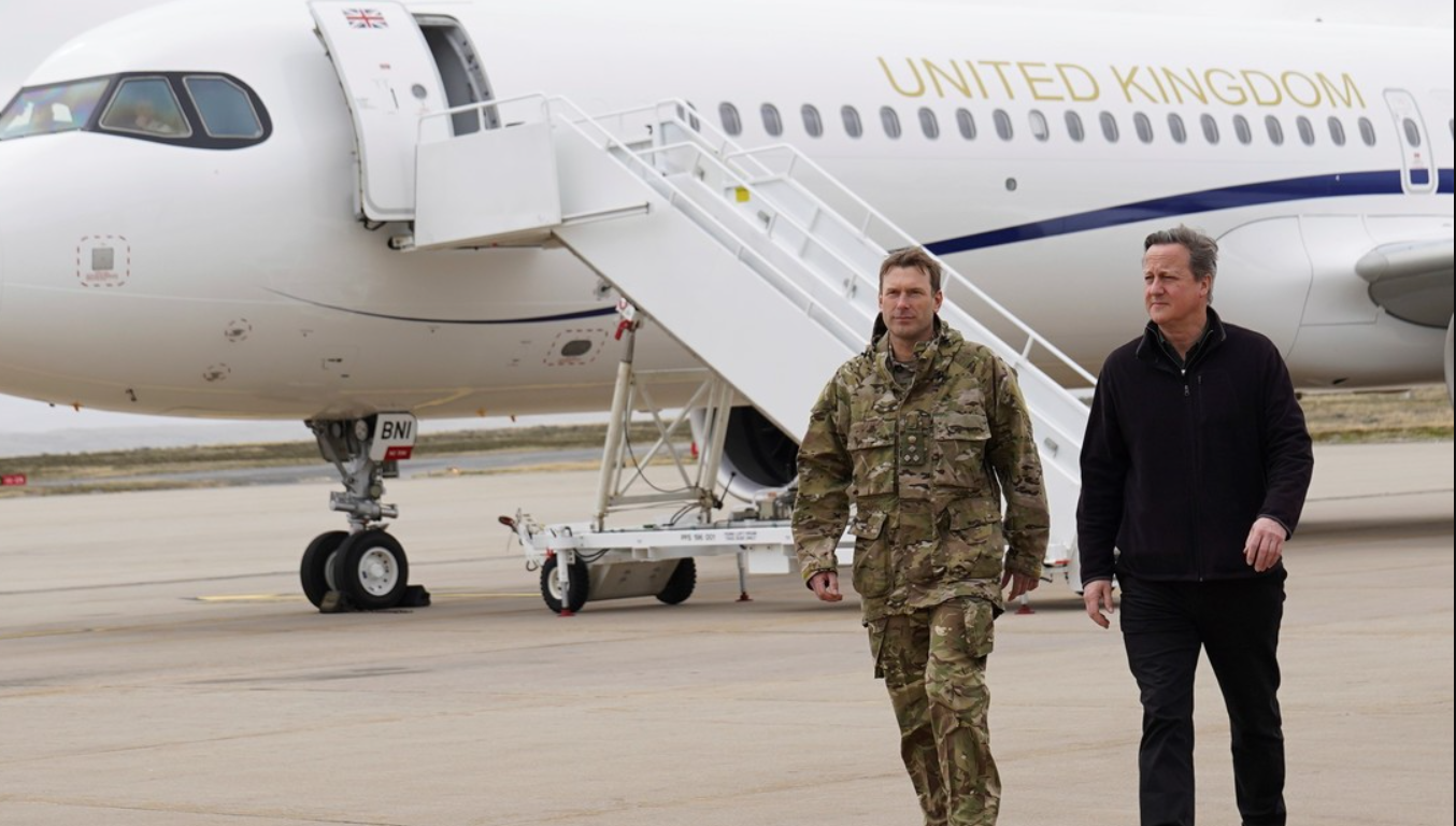 A un mes de haberse reunido con Milei, David Cameron llegó a las Islas Malvinas, | Política y Economía
