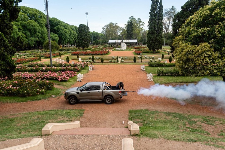 Fumigación contra los mosquitos en el parque Independencia | Rosario y la región