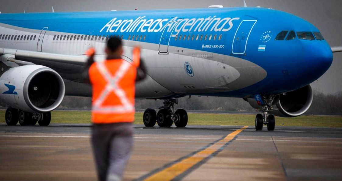 Aerolíneas Argentinas cancela acumulación de millas para funcionarios con pasajes pagados por Estado | Política y Economía