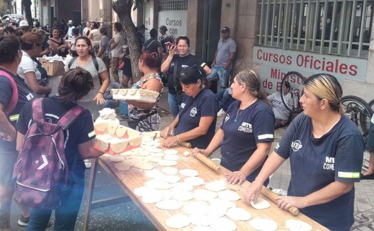 Organizaciones sociales cortan España al 500 y organizan un "comedorazo" | Rosario y la región