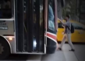 "¡Abrí la puerta, tenés que llevarme!": el colectivo no frenó, se puso adelante y hasta se colgó del espejo | Información General