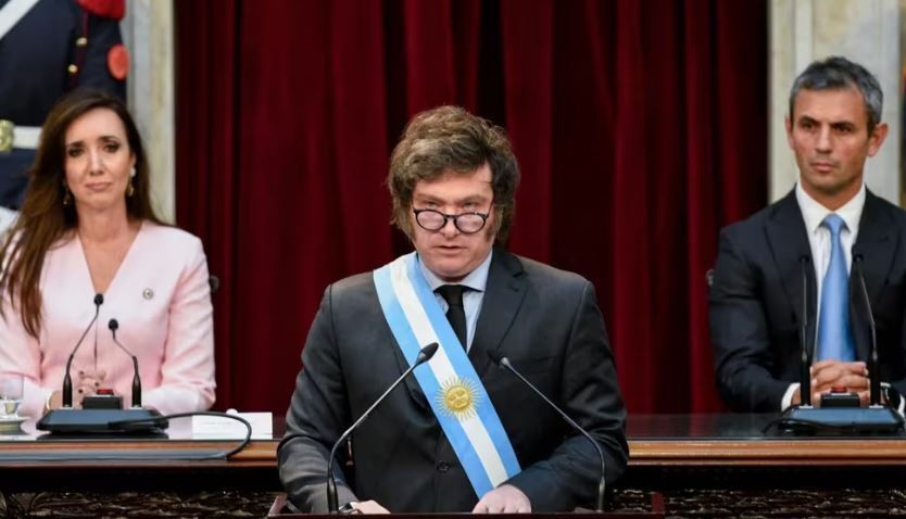 Milei apuntó contra Alberto Fernández por el escándalo de los seguros: "Un sistema diseñado para cobrar retornos" | Política y Economía