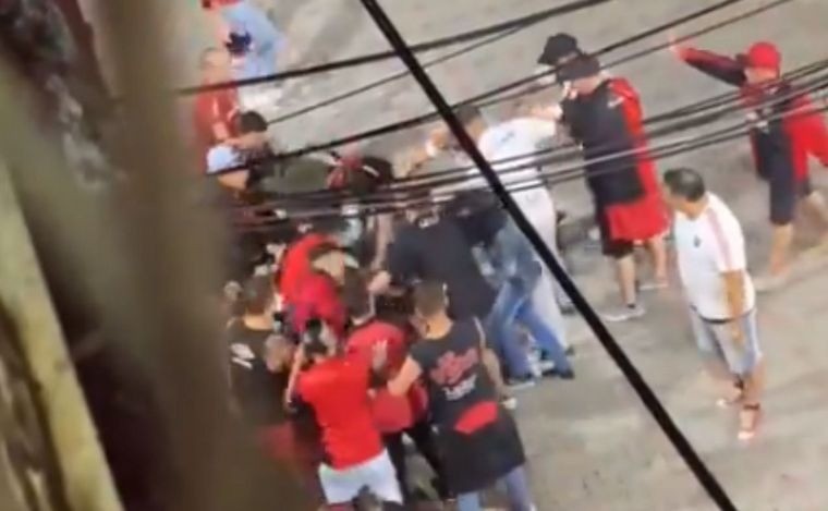 Un periodista fue golpeado entre 10 hinchas durante el partido de  Newell’s: “No me quedó más nada” | Deportes
