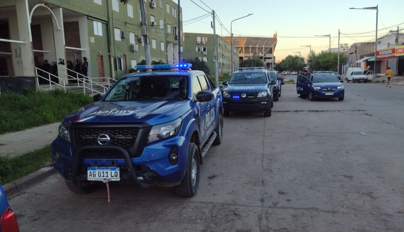 Un enfrentamiento a tiros entre barras de Colón terminó con un muerto y tres heridos | Información General