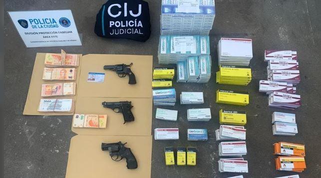 Rescatan a una mujer secuestrada por el marido: estuvo un año encerrada, él es psiquiatra, tenía una orden de restricción, tres armas no declaradas y la medicaba | Información General