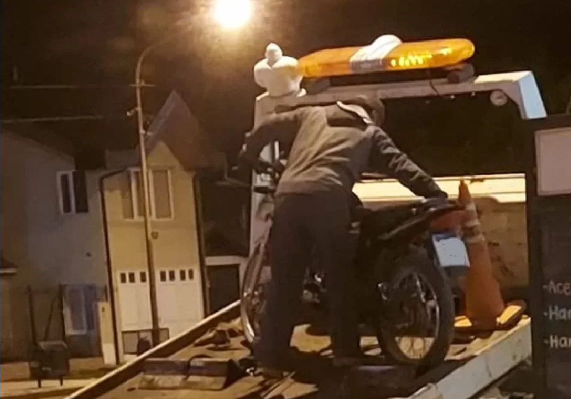 Le quisieron hacer el test de alcoholemia, se negó e intentó prender fuego su moto | Información General