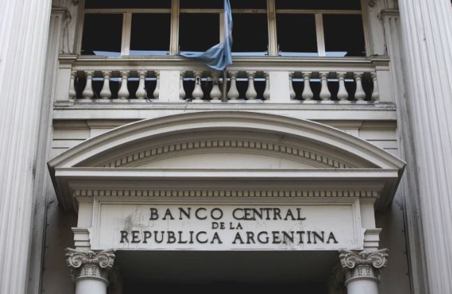 El Banco Central desregula la tasa de los plazos fijos y baja pases del 110% al 80% | Política y Economía