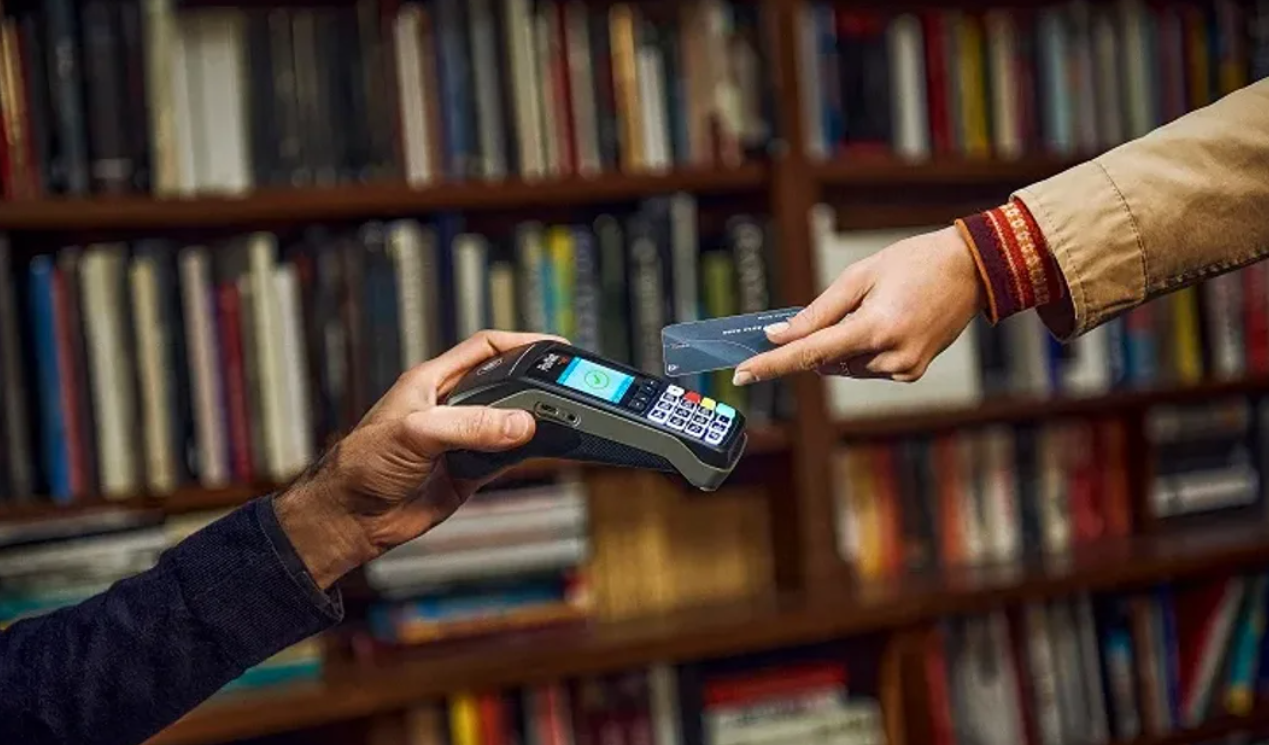 Oficializaron el cambio en la forma de pagar consumos con tarjetas en comercios | Política y Economía