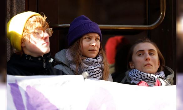 La Policía retiró violentamente a Greta Thunberg del bloqueo del parlamento sueco | Internacionales