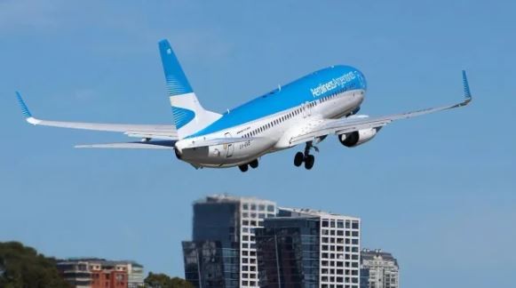 Aerolíneas Argentinas comienza a cobrar equipaje en los vuelos nacionales | Política y Economía