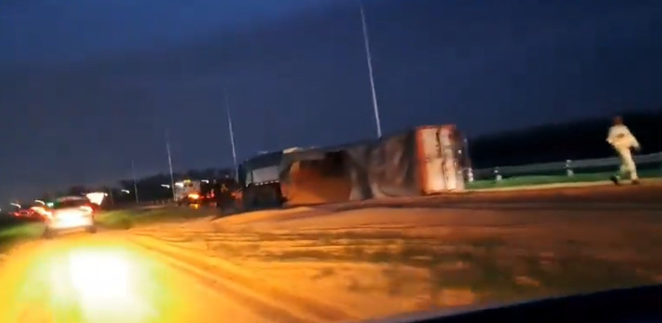 Por la lluvia y un camión volcado, hay complicaciones en las rutas de acceso a Rosario | Rosario y la región