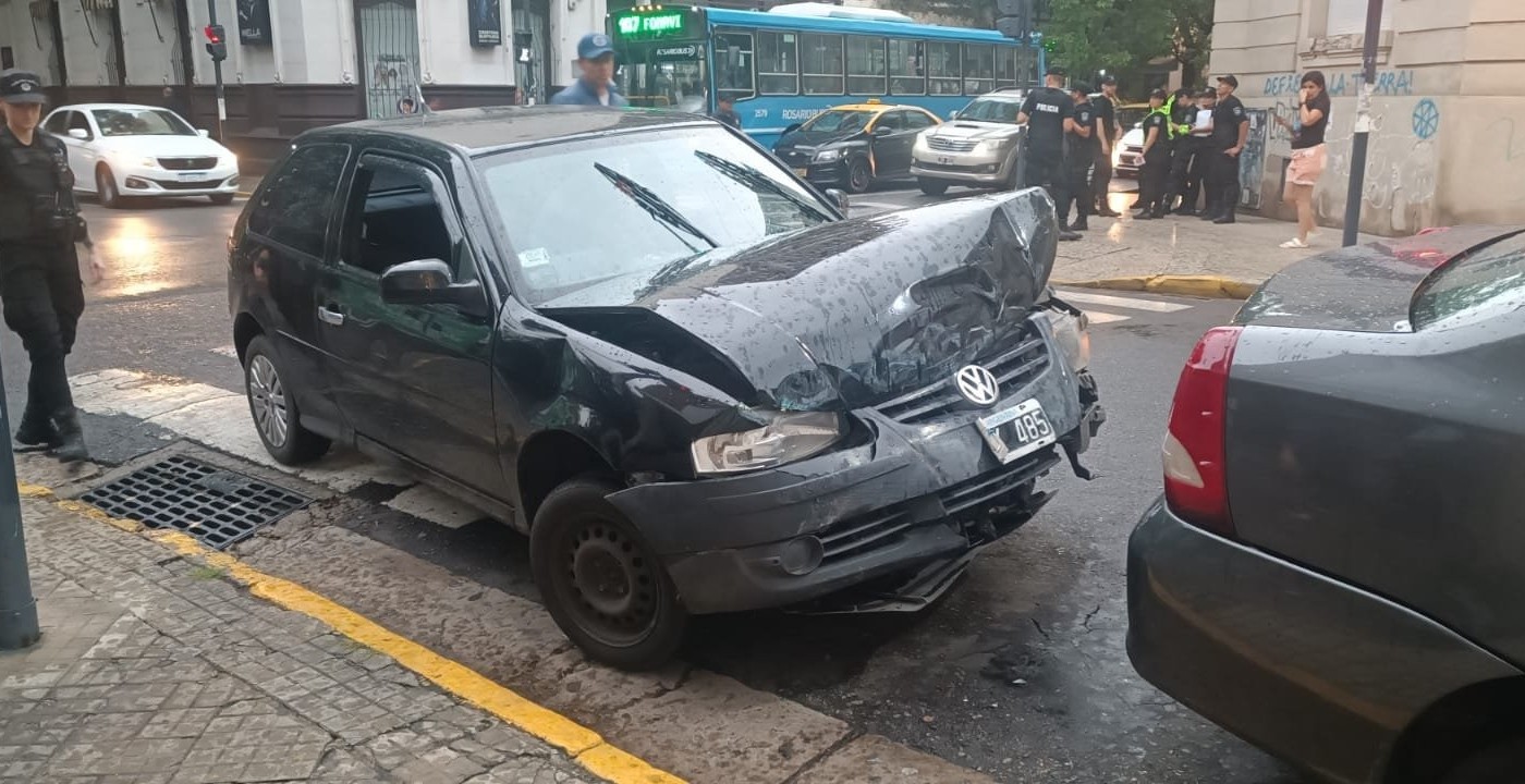 Se bajó a comprar, le robaron el auto y chocaron con un colectivo a pocas cuadras | Rosario y la región