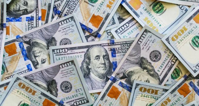El dólar blue retrocedió por primera vez en la semana | Política y Economía