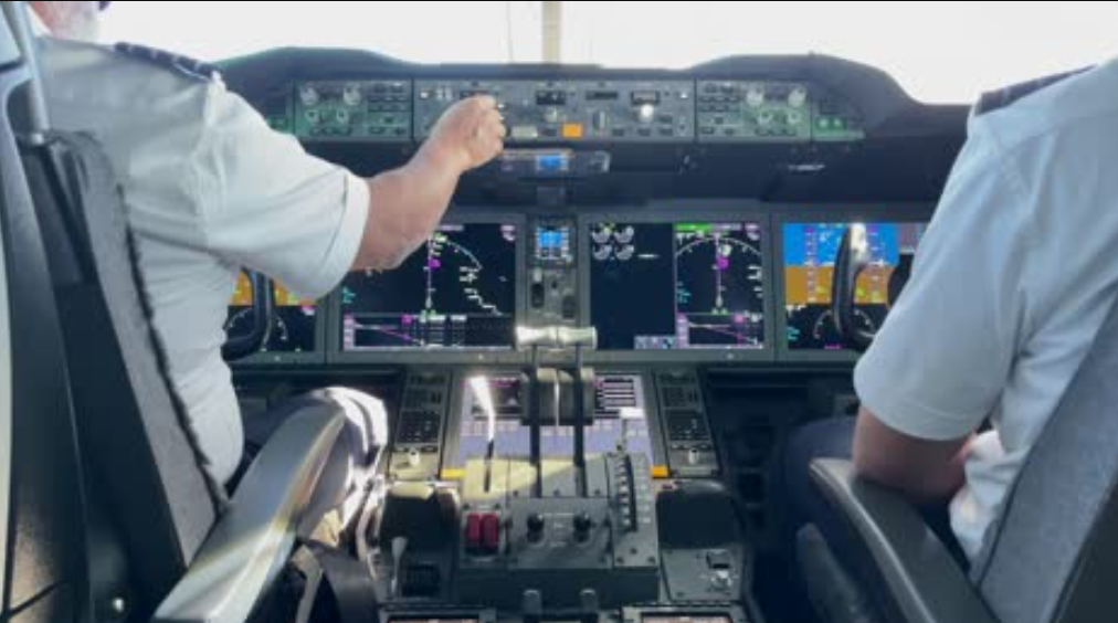 Azafata habría causado la caída de un avión al apoyarse en un interruptor cuando le servía comida a los pilotos | Internacionales